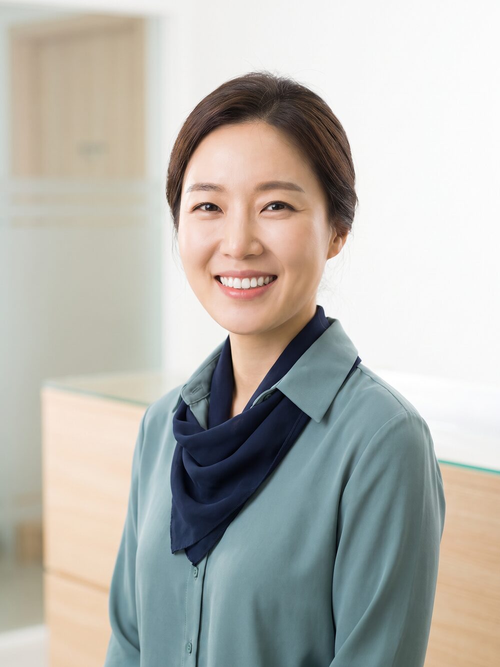 밝게 미소 짓는 인물 예시 이미지