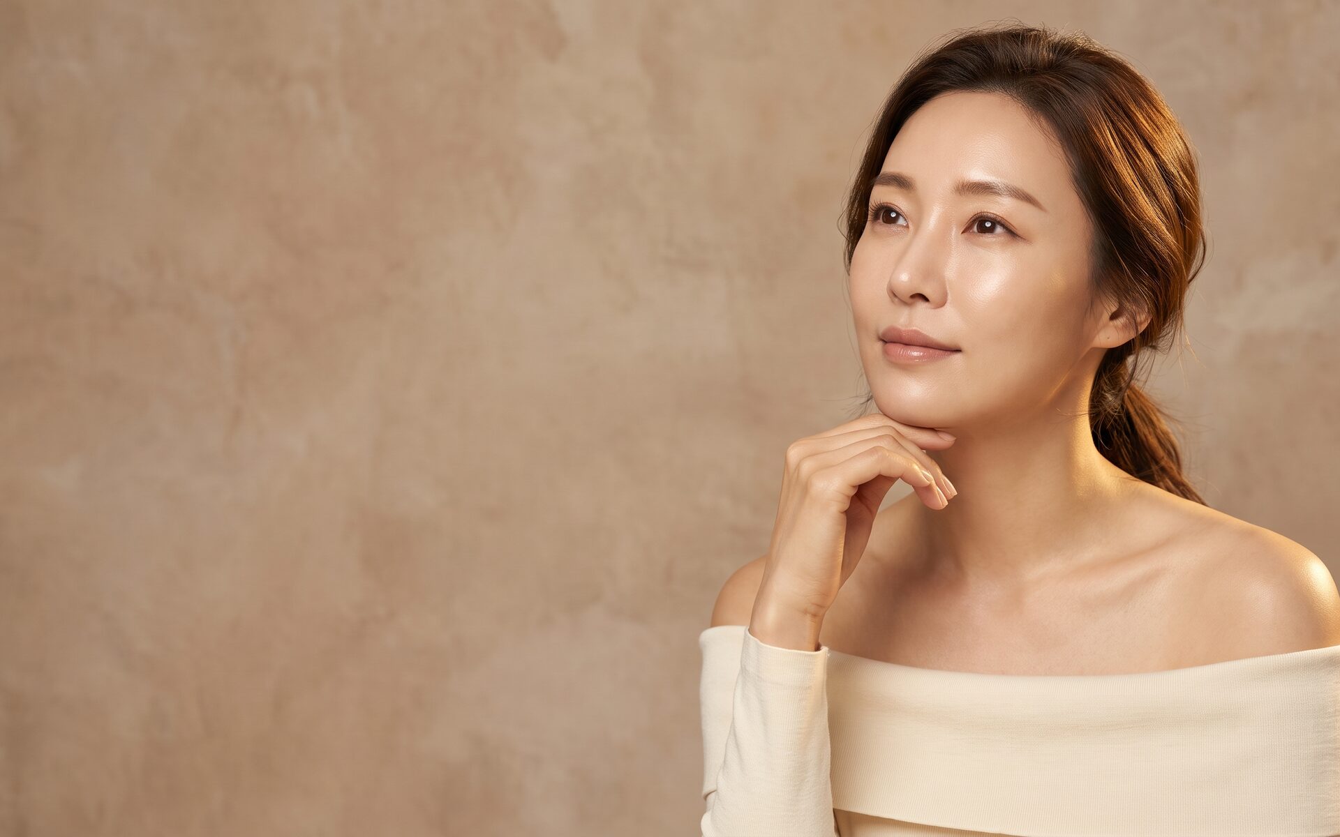 따뜻한 톤의 편안한 표정을 짓는 인물의 안티에이징 컨셉 이미지 (AI 생성 예시)