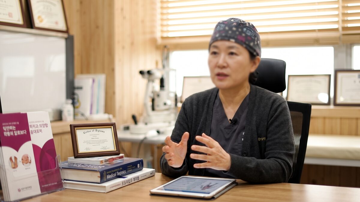 시술 후 회복기, 꼭 챙겨야 할 “이것”! 리뷰티가 안내하는 성형 후 사후관리 필수 가이드 상단 배너 (AI 생성 예시)