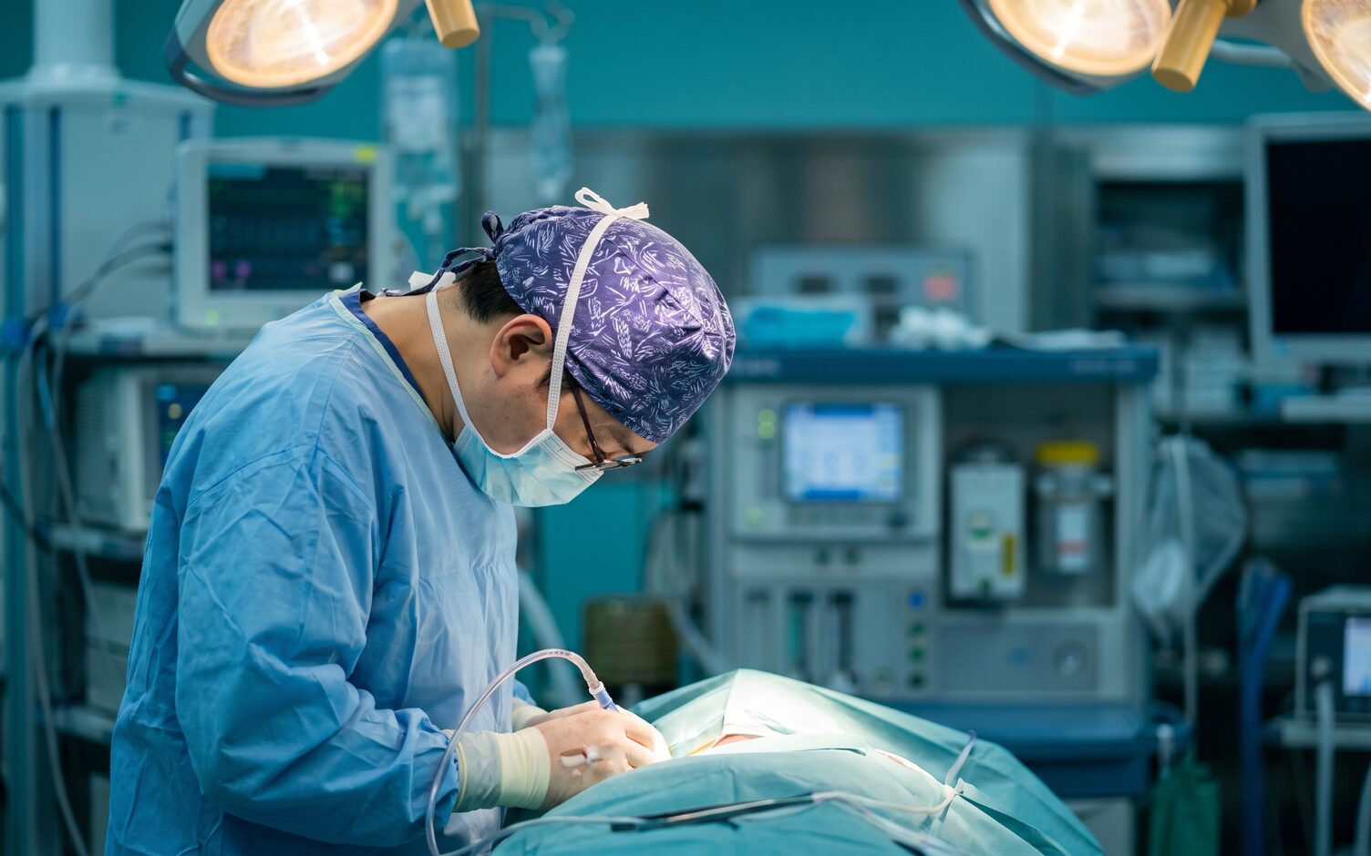 수술모와 마스크를 착용하고 바디 컨투어링 시술을 준비하는 리뷰티 클리닉 의료진 (AI 생성 예시 이미지)