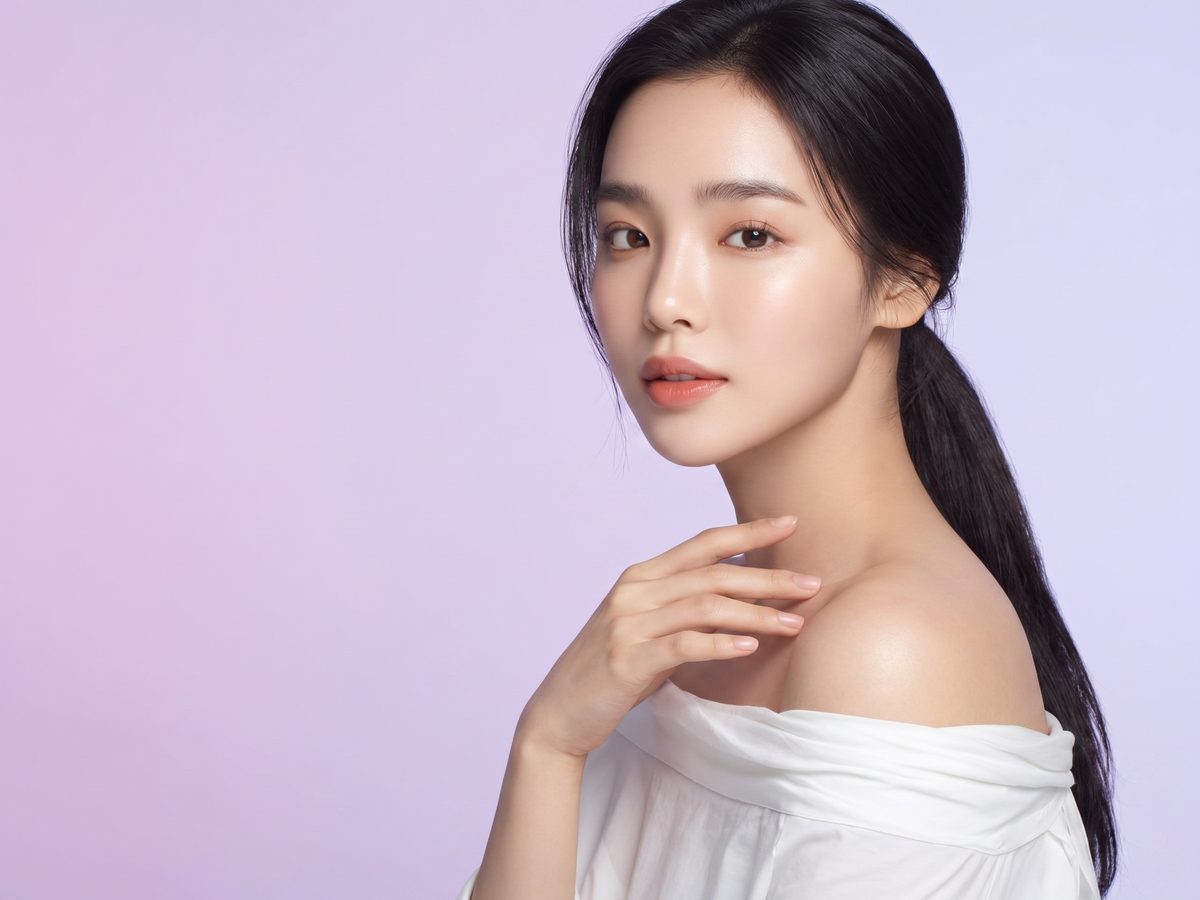 라벤더 파스텔 스튜디오 배경 앞에 선 정면 뷰티 모델 이미지