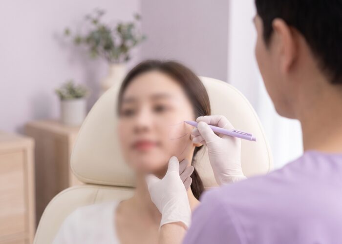 섬세한 윤곽 디자인을 진행하는 상담 장면 (AI 생성 예시)