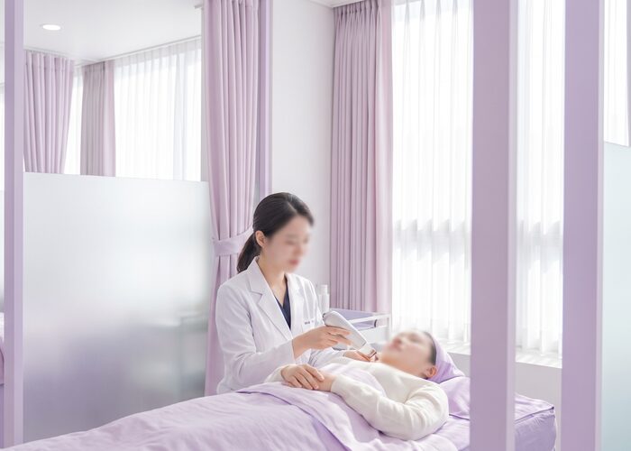 회복 관리 및 사후 점검 장면 (AI 생성 예시)