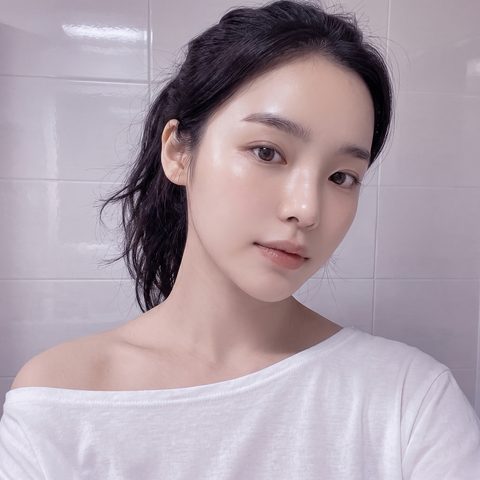 은은한 데일리 메이크업의 셀피 분위기 컷