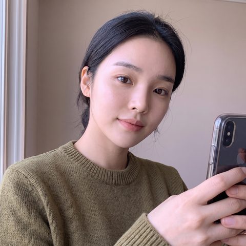 차분한 분위기의 남성 셀피 컷