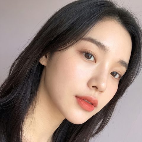 부드러운 조명의 측면 셀피 컷