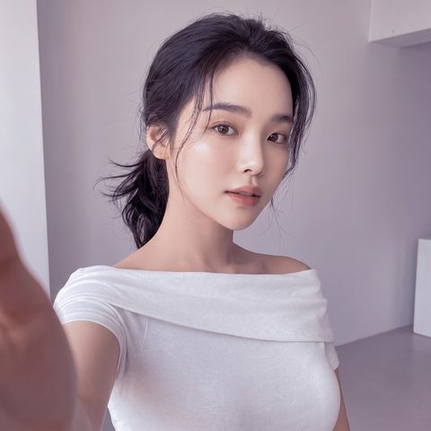 밝고 화사한 분위기의 셀피 컷