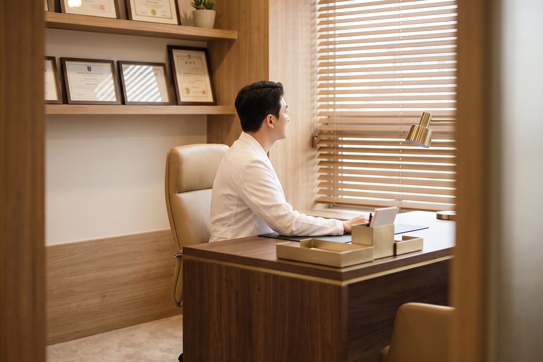리뷰티 진료실에서 상담을 준비하는 의료진의 모습 (AI 생성 예시 이미지)
