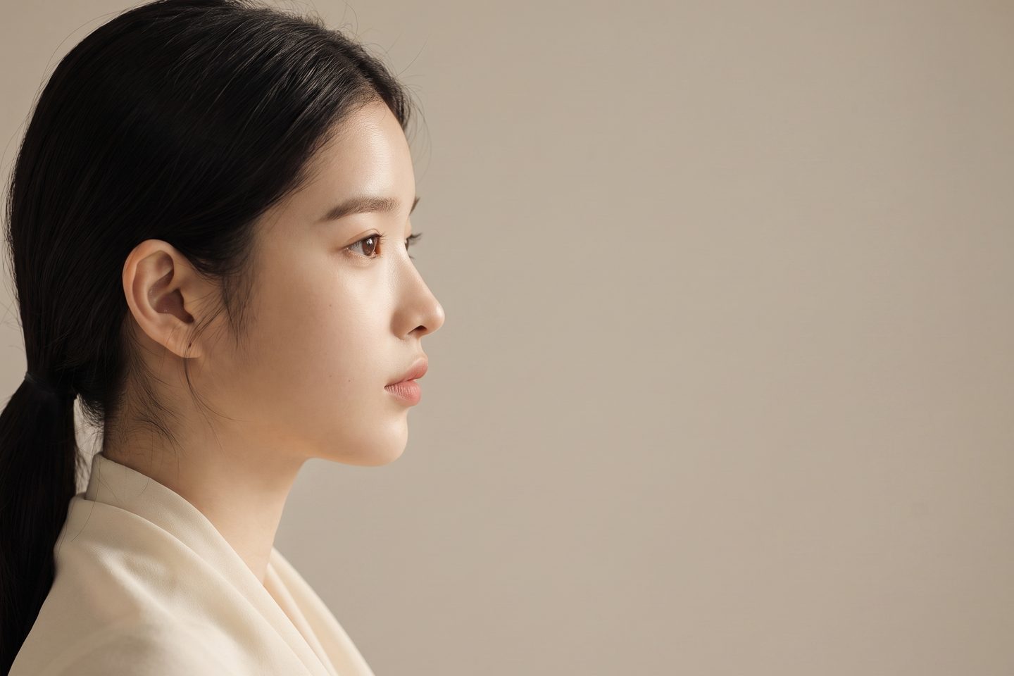 옆모습 코 라인이 강조된 AI 생성 가상 모델의 코성형 컨셉 비주얼