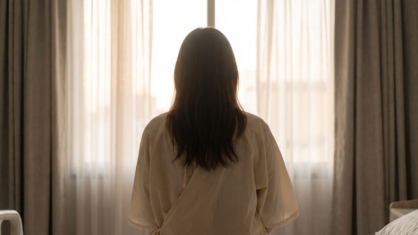수술 후 회복 시기를 보내는 환자의 비식별 실루엣 (AI 생성 예시 이미지)