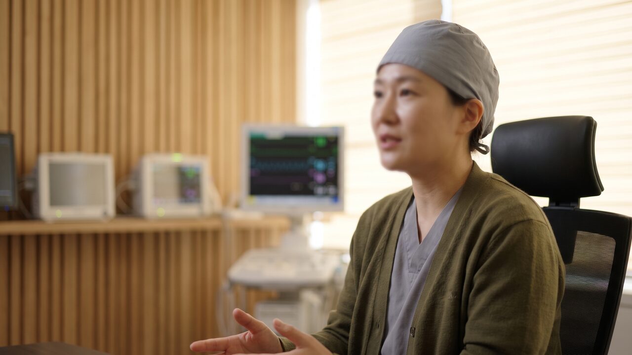 마취 전 검사와 안전마취 모니터링을 설명하는 진료 상담 장면 (AI 생성 예시 이미지)