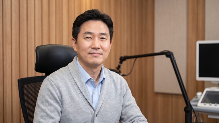 리프팅 Q&A 영상 예시 이미지 (AI 생성 예시)