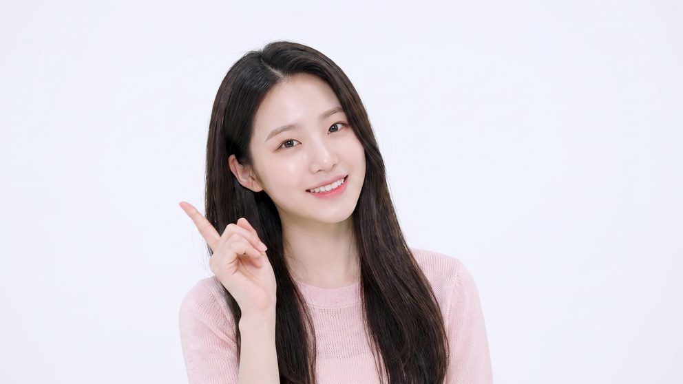 밝은 화이트 스튜디오에서 성형 후 사후관리 시술을 소개하는 진행자