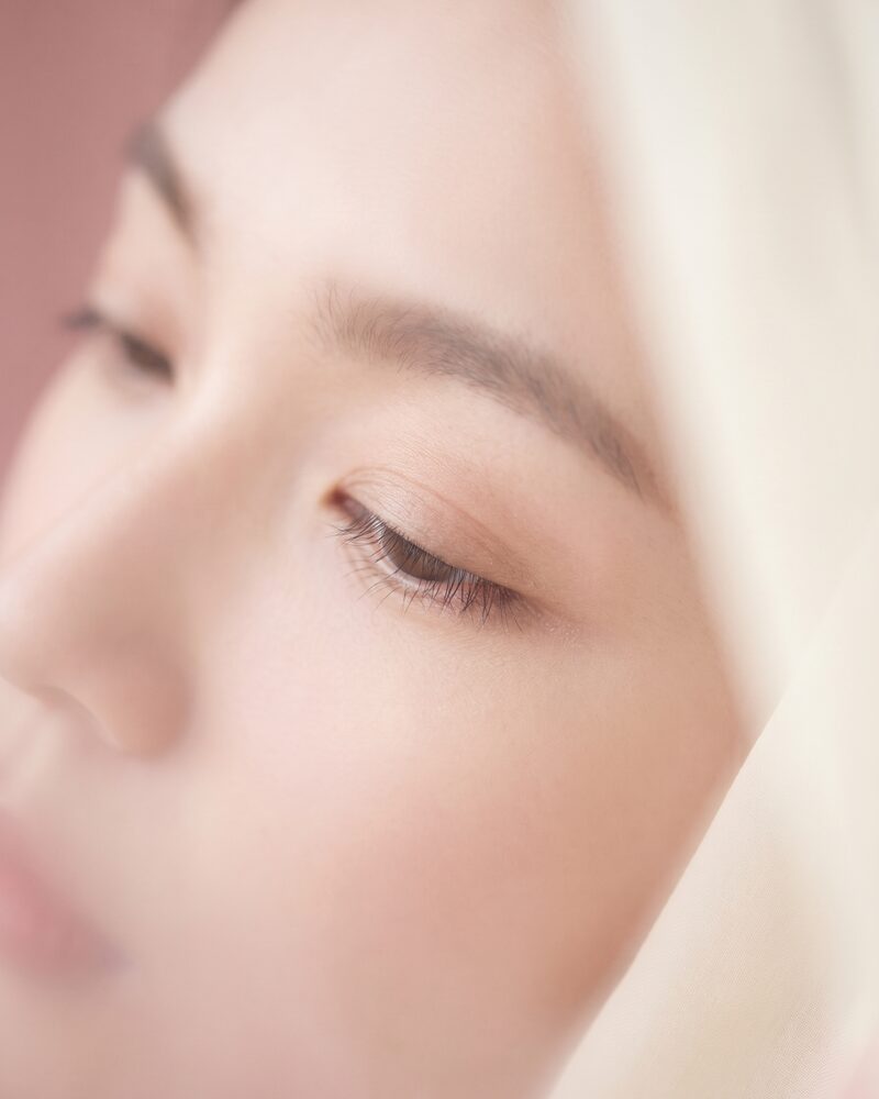 또렷한 눈매를 표현한 비식별 개념 예시 타일