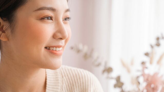 눈과 눈썹 주변을 부드럽게 표현한 비식별 개념 컷