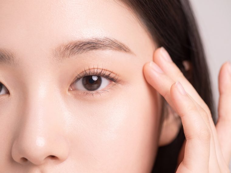 쌍꺼풀 유착 고정 포인트를 보여주는 눈 클로즈업 예시 이미지