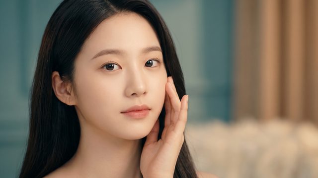 리뷰티 브랜딩 필름 예시 이미지 — 감성적인 분위기의 모델