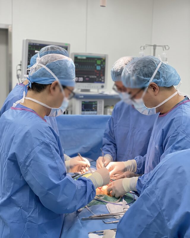 수술실에서 협진하는 의료진 예시 이미지