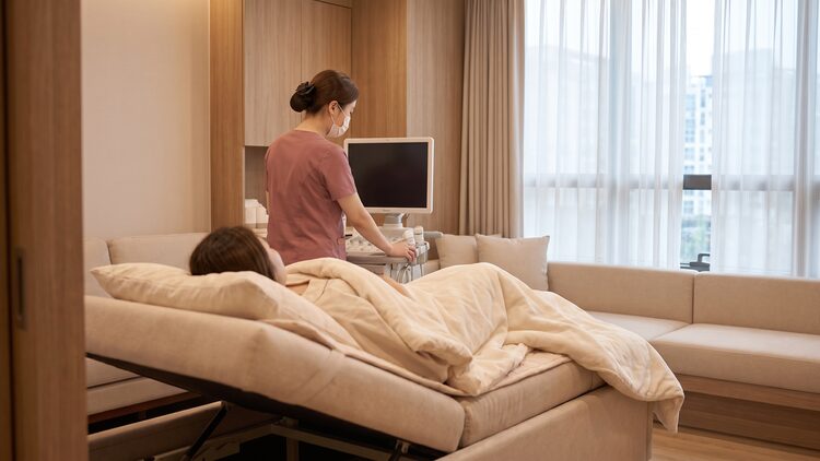 수술 후 전담 직원이 회복 과정을 케어하는 모습 — AI 생성 예시 이미지