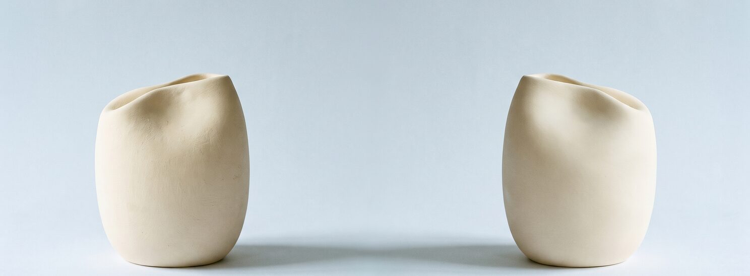 왼쪽은 부유방이 도드라져 보이는 상태, 오른쪽은 유륜 절개선·부유방 흡입 범위를 함께 디자인한 상태를 표현한 두 컷의 조형 개념 이미지 — 실제 환자가 아닌 AI 생성 예시 이미지
