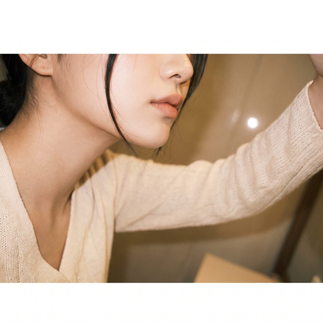 창가 자연광 아래의 데일리 무드 예시 컷 (AI 생성 예시 이미지, 실제 환자 아님)