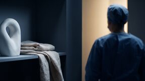 익명 임상의가 라벨 없는 해부 모형으로 시술 차이를 설명하는 영상 스틸 (AI 생성 예시 이미지)
