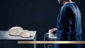 상표 없는 제네릭 보형물 샘플을 나란히 놓고 비교하는 영상 스틸 (AI 생성 예시 이미지)