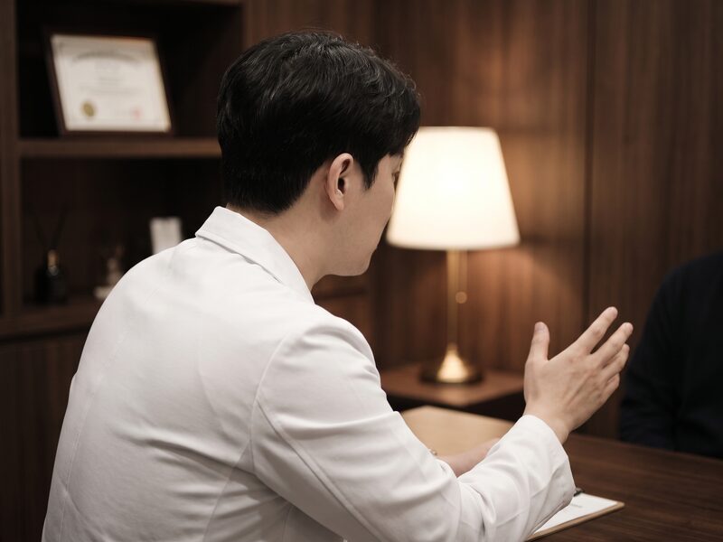 프리미엄 상담실에서 상담 내용을 설명하는 익명 의료진 컨셉 이미지