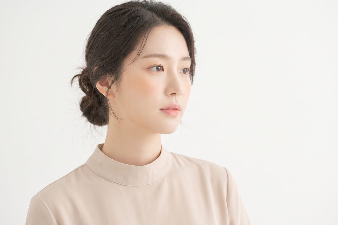 밝은 스튜디오의 자연스러운 뷰티 포트레이트 (AI 생성 예시)