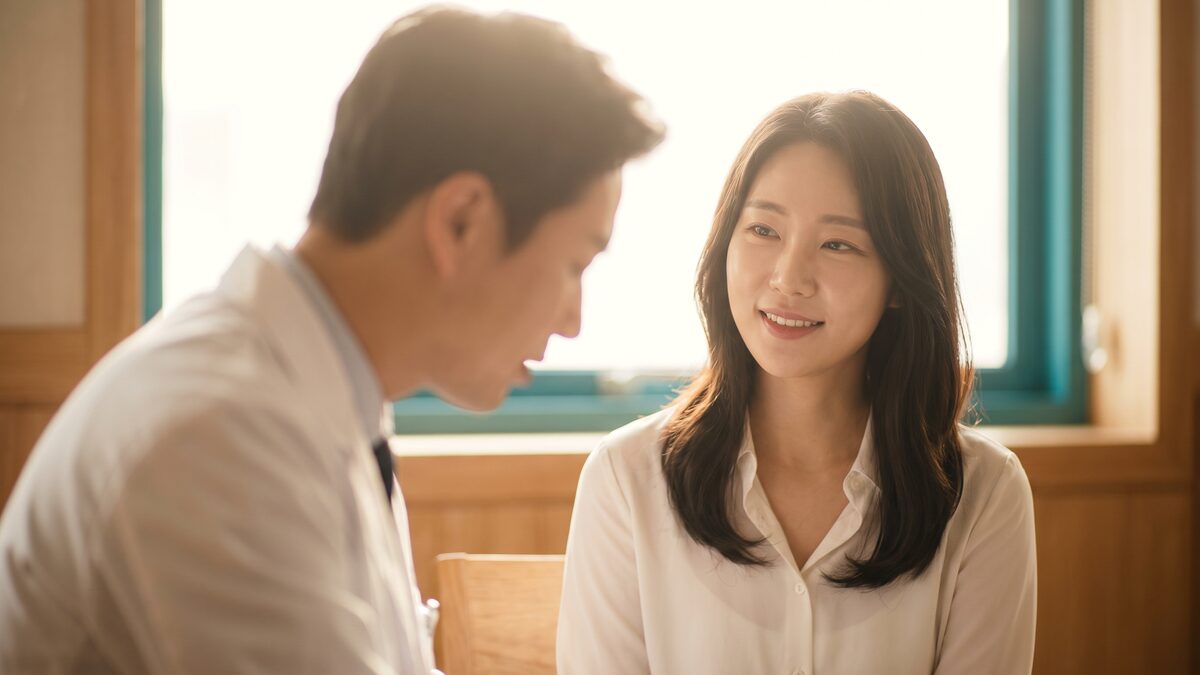 흰가운을 입은 익명 의료진과 환자가 창가에서 따뜻하게 상담하는 모습 (AI 생성 예시 이미지)