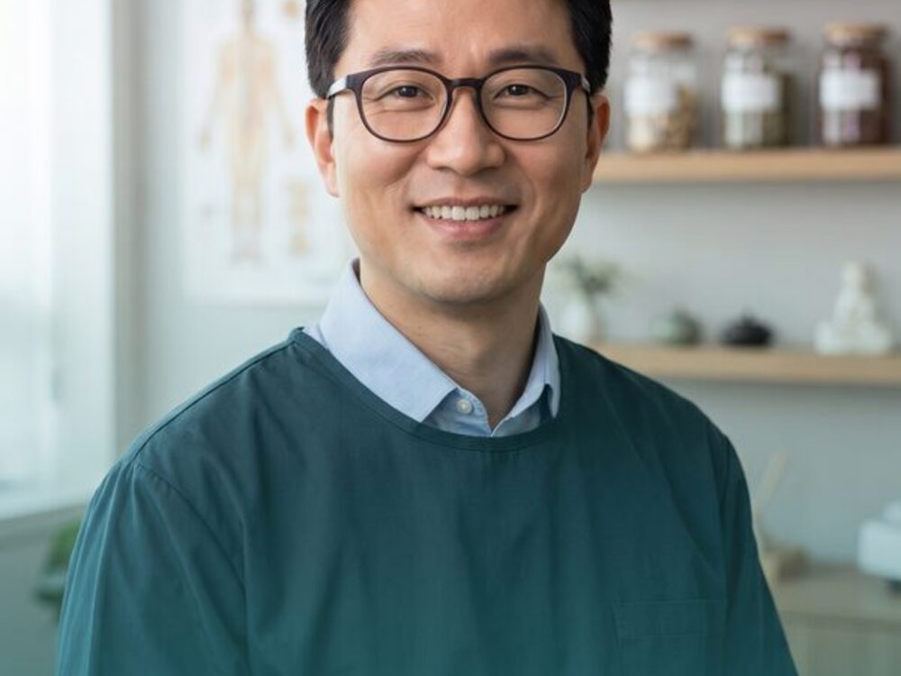 흰가운 의료진들이 통합 케어 방향을 함께 논의하는 다학제 상담 개념 이미지 (AI 생성 예시 이미지)