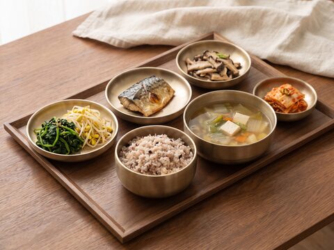 제철 반찬과 잡곡밥이 담긴 회복식 트레이 예시 (AI 생성 예시 이미지)