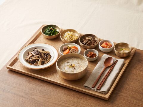 담백하게 차린 회복기 환자용 식단 예시 (AI 생성 예시 이미지)