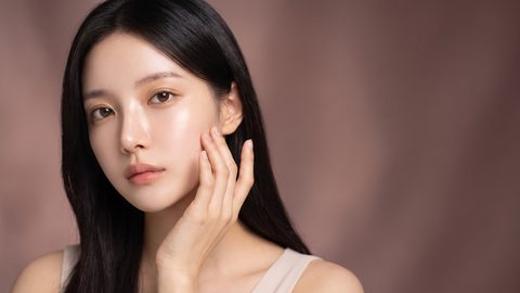 피부 탄력 관리를 소개하는 뷰티 영상 썸네일 (AI 생성 예시)