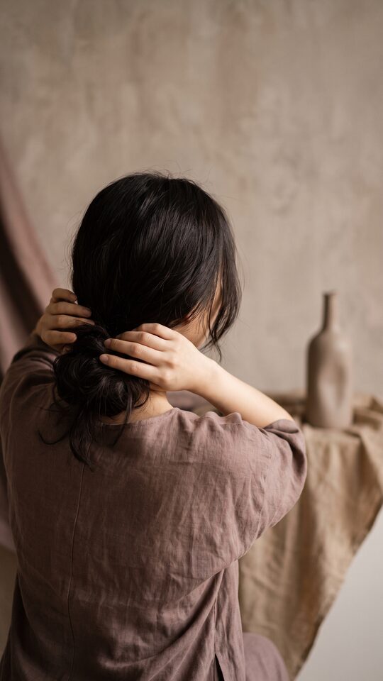 따뜻한 톤의 데일리 뷰티 케어 콘셉트 이미지 (AI 생성 예시)