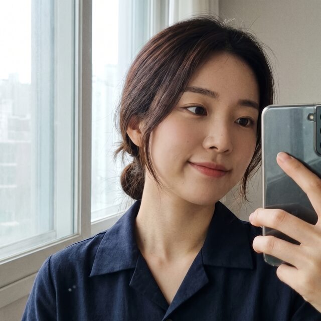 자연스러운 일상 셀피 예시 이미지 (가상 모델)