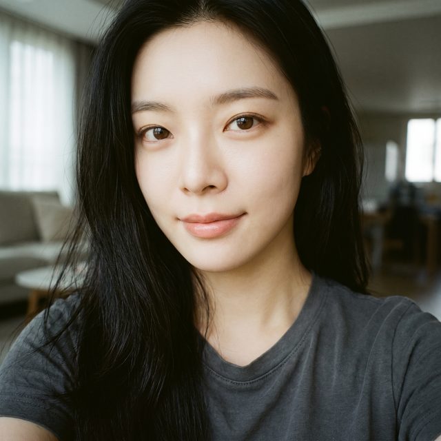 부드러운 미소의 셀피 예시 이미지 (가상 모델)