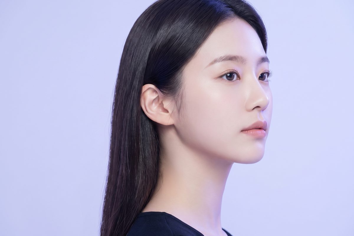 자연스러운 인상을 강조한 가상 모델의 측면 뷰티 컷 (AI 생성 예시 이미지)