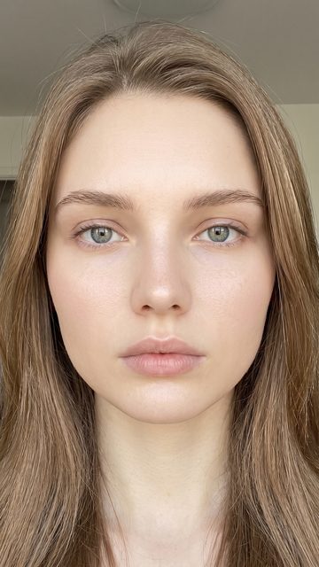 리뷰티 가상 여성 모델의 정면 셀피 세로 숏폼 영상 스틸 예시