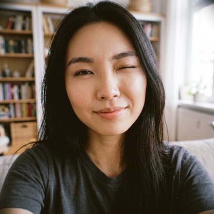 밝게 윙크하는 모델의 셀피 예시 이미지
