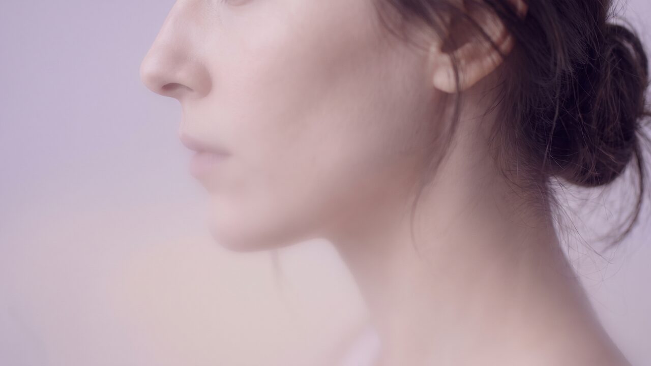 무보형물 코성형을 소개하는 영상 대표 이미지 (비식별 옆얼굴 뷰티 컨셉)