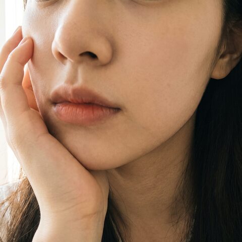 리뷰티 옆모습 셀피 감성의 비식별 코라인 예시 이미지