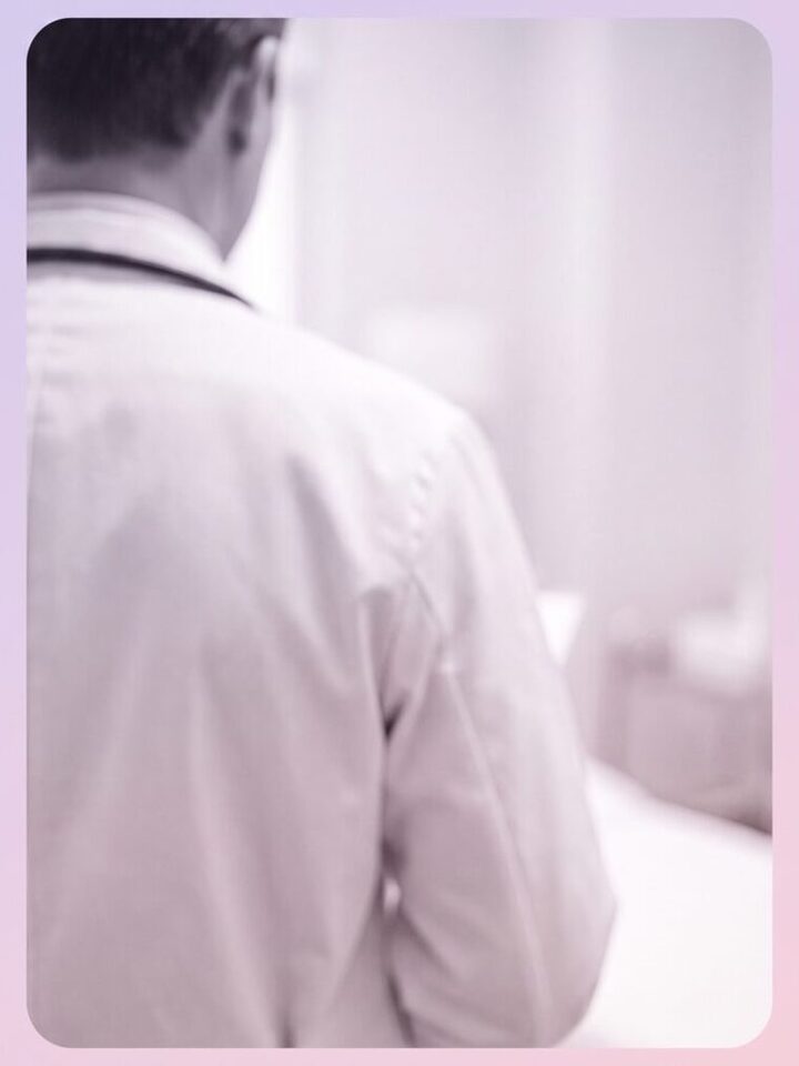가운을 입은 익명 의료진의 진료 컨셉 이미지 (AI 생성 예시)