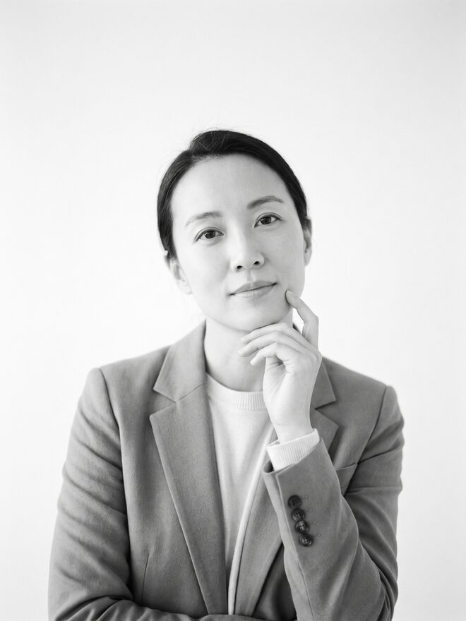 손을 턱 근처에 든 비식별 컨셉 후기 예시 이미지