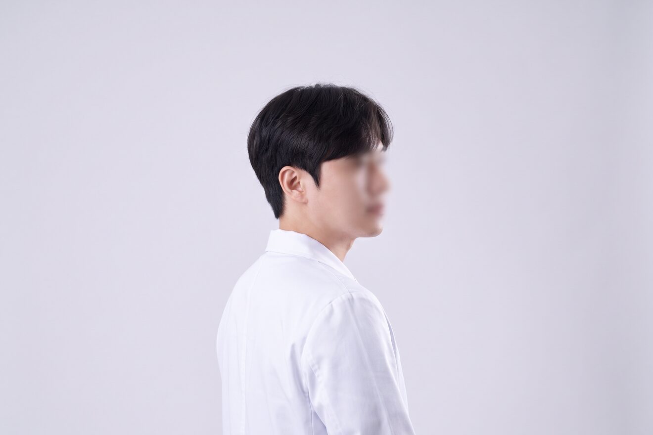 밝은 스튜디오에서 흰 가운을 입은 익명 의료진의 상반신 컷 — AI 생성 예시 이미지