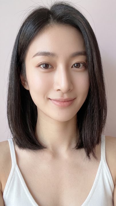 리뷰티 쇼츠 예시 — 하이키 정면 셀피 무드의 가상 여성 모델 스틸 (AI 생성 예시)