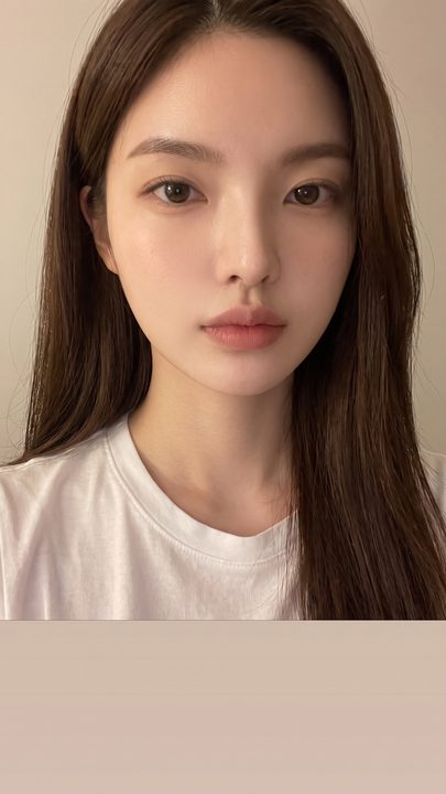 리뷰티 쇼츠 예시 — 실내 셀피 무드의 긴 생머리 가상 여성 모델 스틸 (AI 생성 예시)