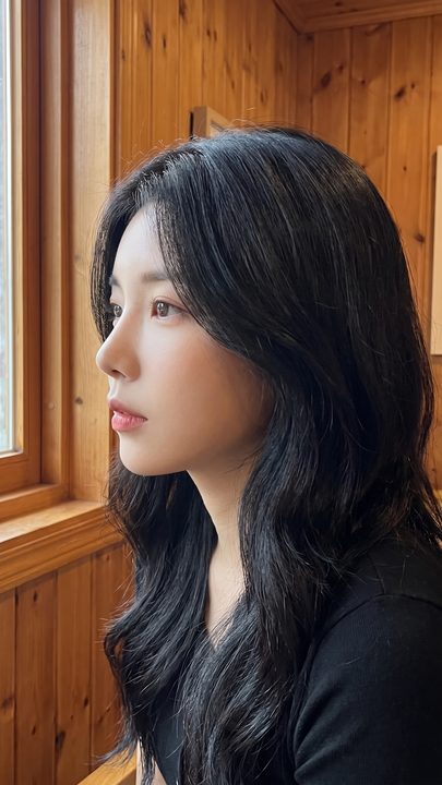 리뷰티 쇼츠 예시 — 우드톤 실내의 측면 프로필 가상 여성 모델 스틸 (AI 생성 예시)