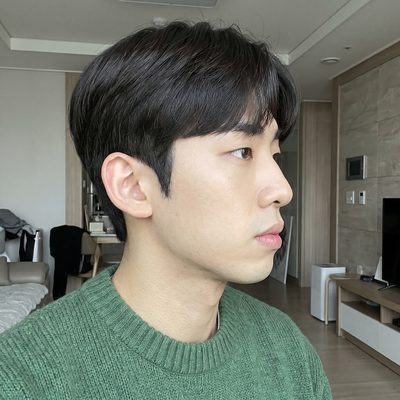 AI 가상 모델 스냅 예시 - 그린 니트의 20대 남성