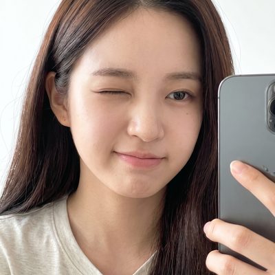 AI 가상 모델 셀피 예시 - 윙크하는 20대 여성